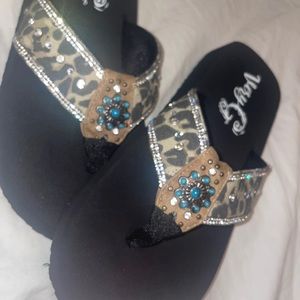 Very G, size 8.5-9 brand new never worn